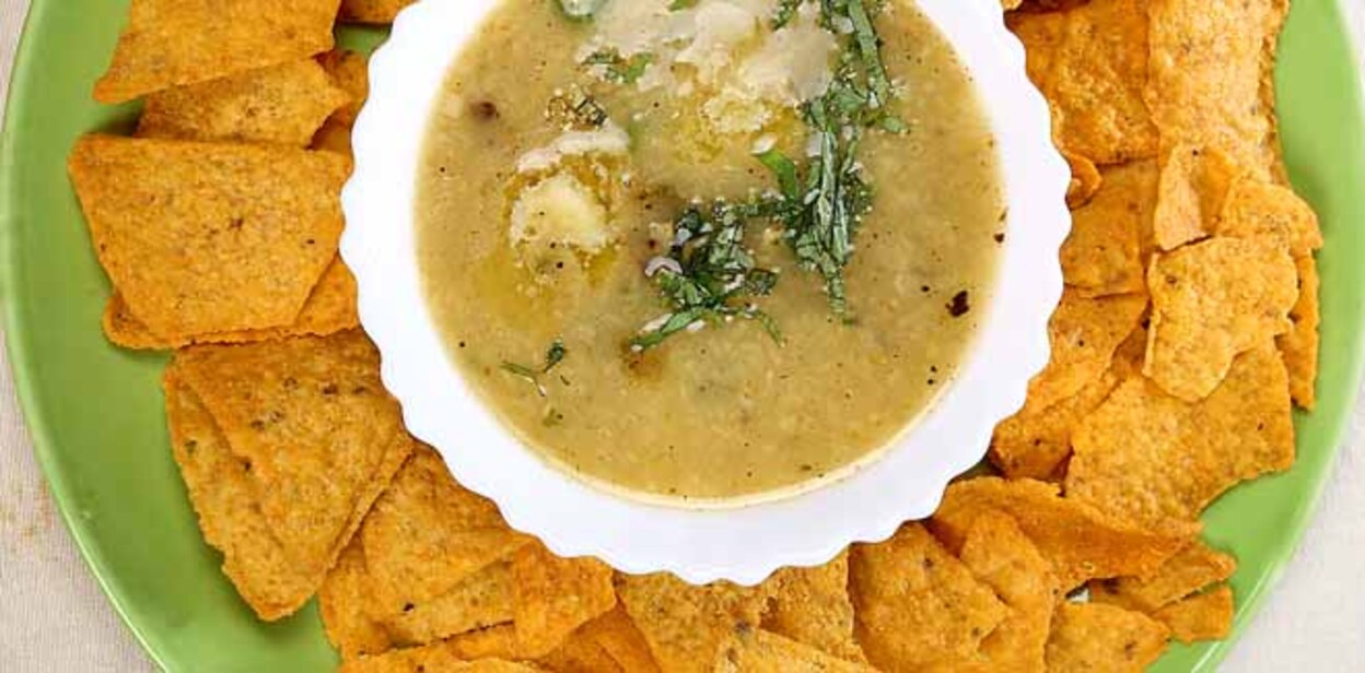moong-nachos-dips