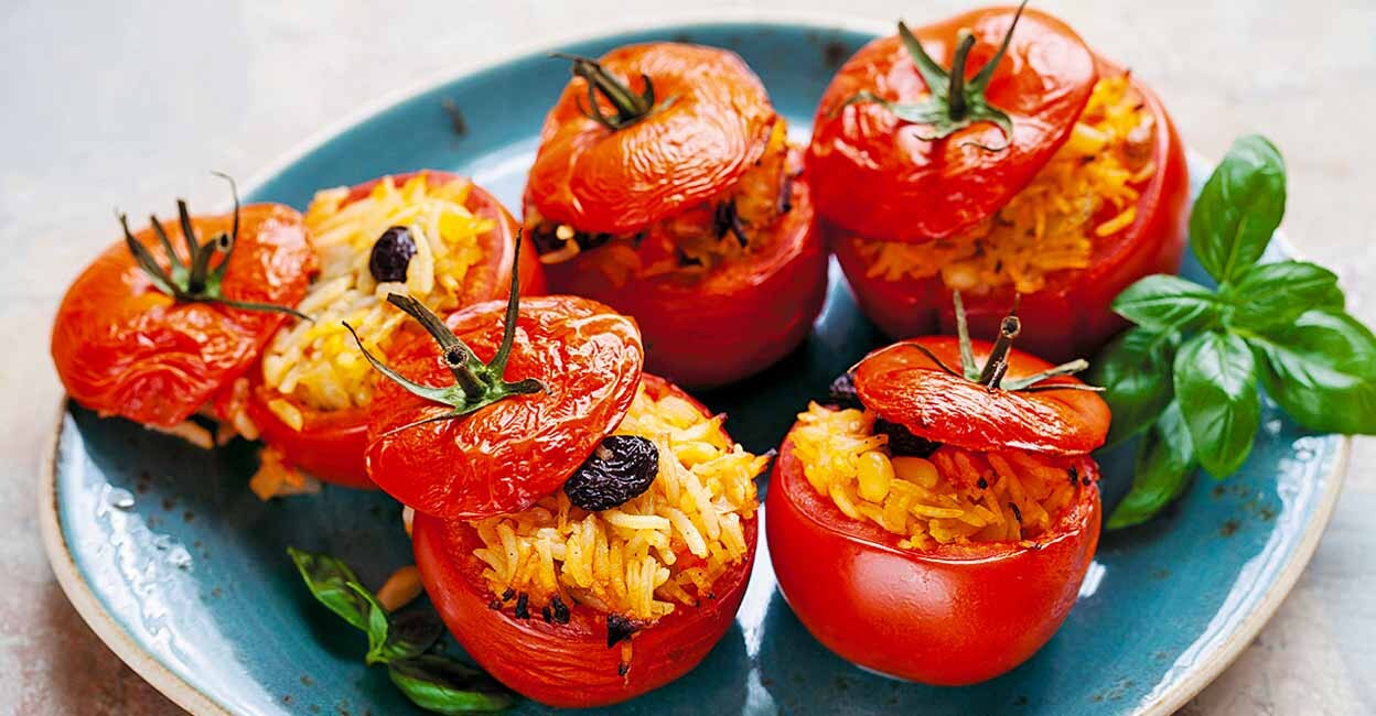 Roast tomatoes stuffed with rice, pine nuts and raisins