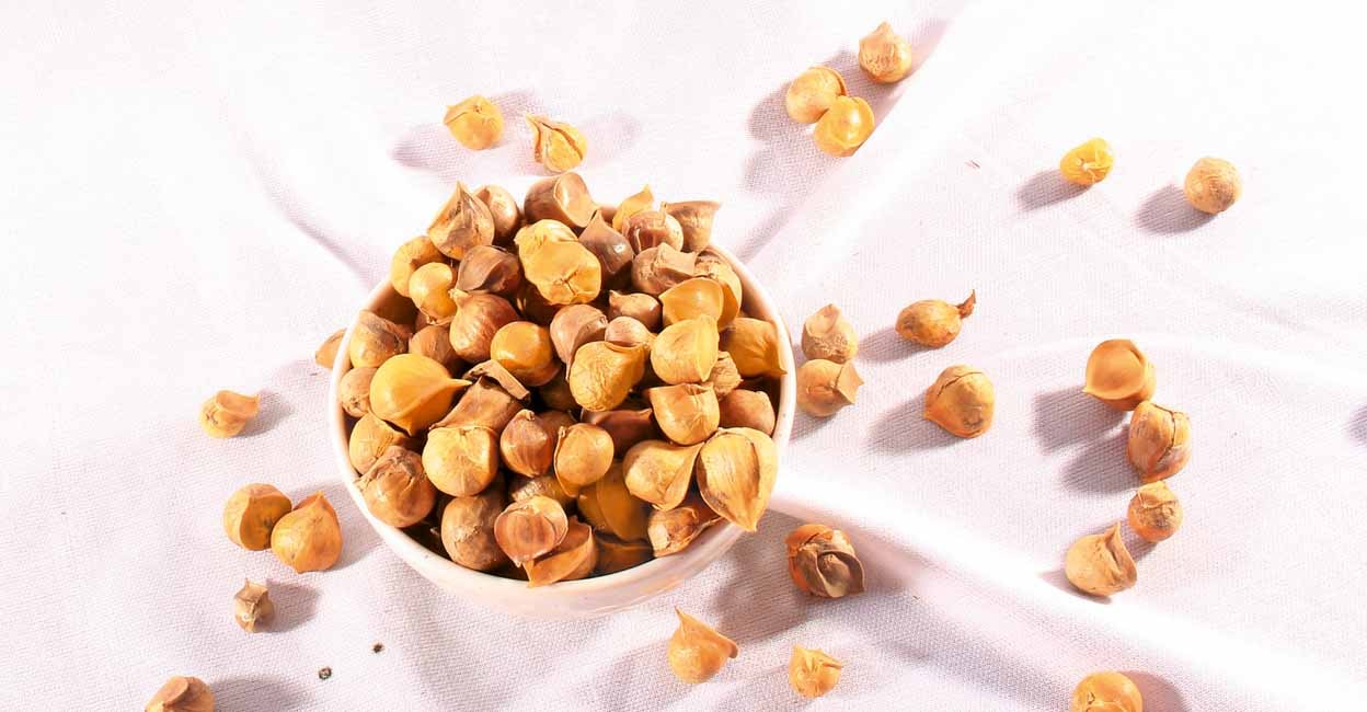 Closeup of Kashmiri Lahsun, Snow Mountain Garlic,single clove seeds displayed in glass dish against white background-images
